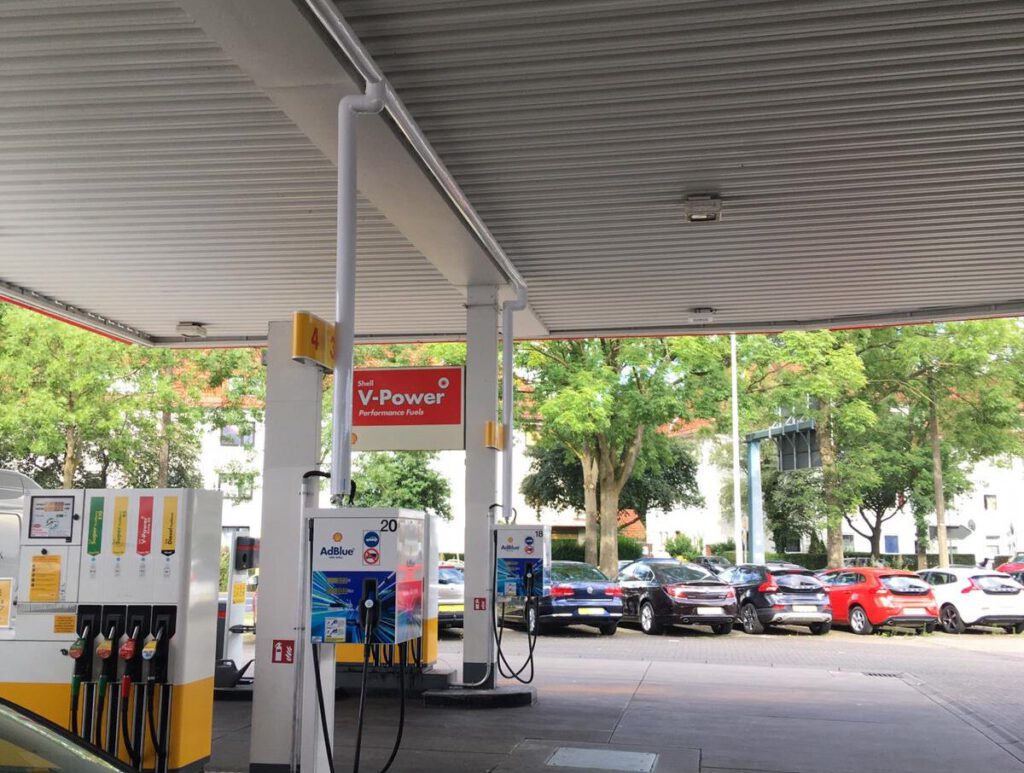 Shell Bremen_Oberirdische Rohrleitungen für AdBlue